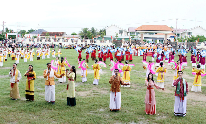 Chương trình văn nghệ tổng hợp quy tụ đông đảo ca sĩ, nghệ sĩ và các đoàn múa biểu diễn sôi nổi trên sân vận động thôn Hữu Đức, xã Phước Hữu. Ảnh: Mai Đông - Thanh Sơn.