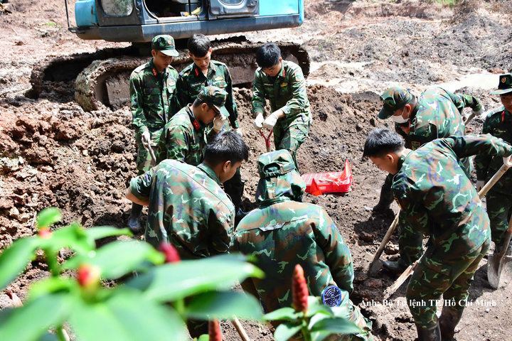 Công tác tìm kiếm, quy tập hài cốt liệt sĩ tại Công viên Lê Thị Riêng.