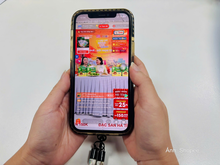 Shopee phối hợp cùng Sở Công Thương tỉnh Hà Tĩnh thực hiện chương trình quảng bá đặc sản địa phương trên kênh Shopee Live.