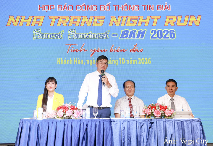Ông Lê Hoàng Triều, Giám đốc Báo và Phát thanh, Truyền hình Khánh Hòa, Trưởng Ban Tổ chức giải phát biểu tại buổi họp báo.