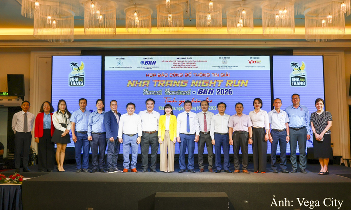Đại diện ban tổ chức cùng các đơn vị đồng hành, nhà tài trợ chụp hình lưu niệm tại buổi họp báo.