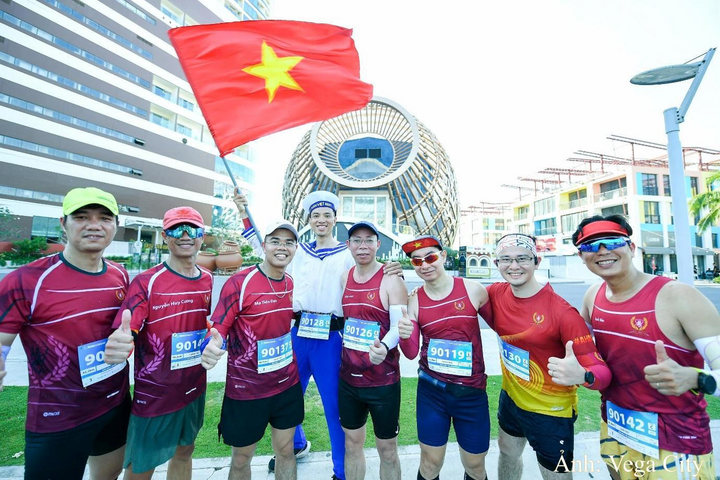 Vận động viên giải chạy Tiền Phong Marathon 2026 ghi lại khoảnh khắc tại Nhà hát Đó – công trình biểu tượng tại Libera Nha Trang.