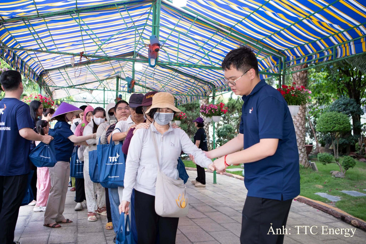 Ông Đặng Huỳnh Anh Tuấn trao quà tặng đến người khiếm thị có hoàn cảnh khó khăn.