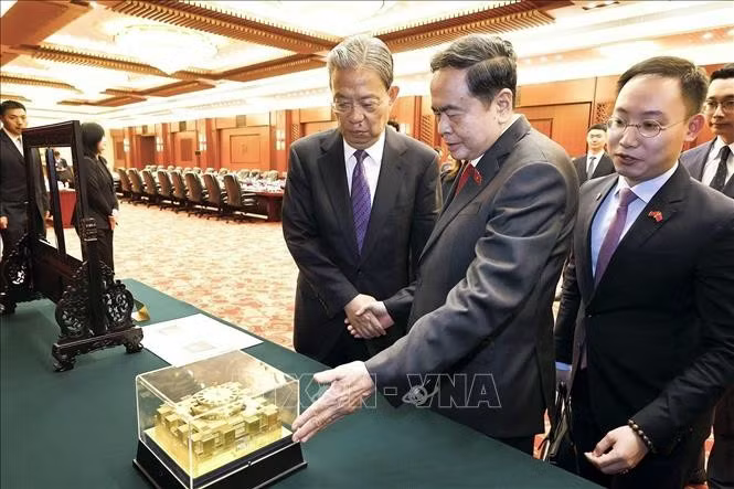 Chủ tịch Quốc hội Trần Thanh Mẫn và đồng chí Triệu Lạc Tế, Ủy viên Thường vụ Bộ Chính trị Trung ương Đảng Cộng sản Trung Quốc, Ủy viên trưởng Ủy ban thường vụ Đại hội Đại biểu Nhân dân toàn quốc Trung Quốc trao đổi tặng phẩm. Ảnh: Doãn Tấn/TTXVN