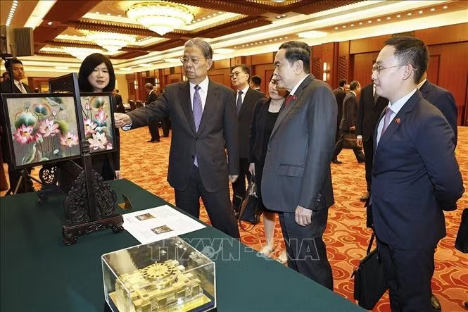 Chủ tịch Quốc hội Trần Thanh Mẫn và đồng chí Triệu Lạc Tế, Ủy viên Thường vụ Bộ Chính trị Trung ương Đảng Cộng sản Trung Quốc, Ủy viên trưởng Ủy ban thường vụ Đại hội Đại biểu Nhân dân toàn quốc Trung Quốc trao đổi tặng phẩm. Ảnh: Doãn Tấn/TTXVN