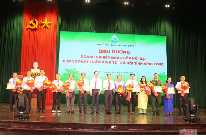 Ông Trần Văn Lâu, Bí thư Tỉnh ủy và ông Trần Trí Quang, Chủ tịch UBND tỉnh Vĩnh Long, biểu dương các doanh nghiệp có đóng góp nổi bật cho phát triển kinh tế - xã hội.