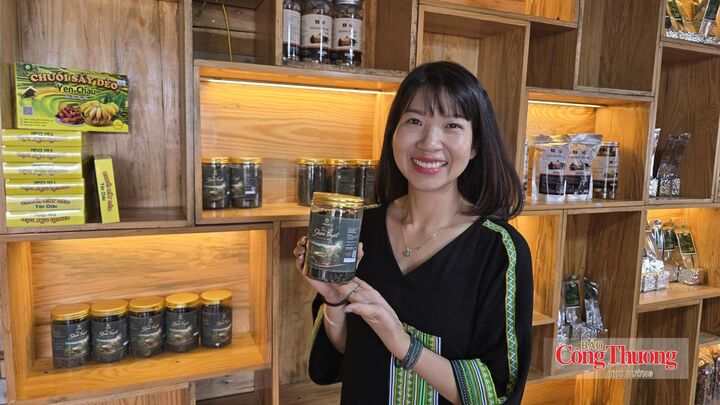 Bà Nguyễn Thị Oanh giới thiệu về sản phẩm chè hữu cơ Mocha Tea đã đạt chứng nhận sản phẩm công nghiệp nông thôn tiêu biểu của tỉnh Sơn La năm 2025