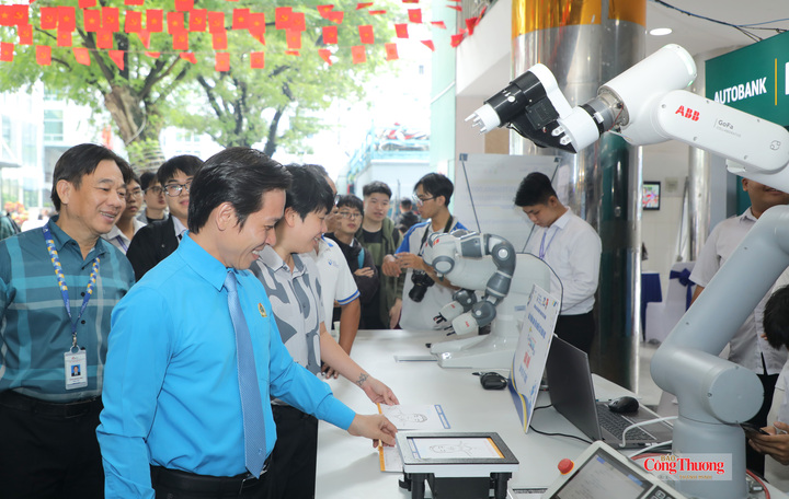 Đại biểu tham quan các gian hàng trưng bày, giới thiệu sản phẩm tại sự kiện.