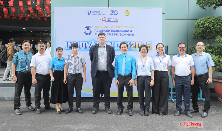 Lãnh đạo Công đoàn Trường Đại học Công nghiệp TP. Hồ Chí Minh và các đại biểu tham dự sự kiện.
