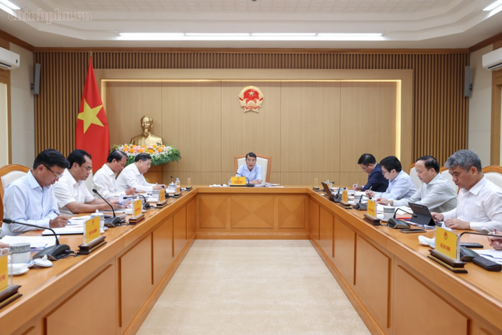 Thủ tướng Lê Minh Hưng chủ trì cuộc họp với các bộ, ngành, cơ quan về bảo đảm cung ứng điện trong thời gian tới và định hướng điều chỉnh Quy hoạch điện VIII - Ảnh: chinhphu.vn/Nhật Bắc.
