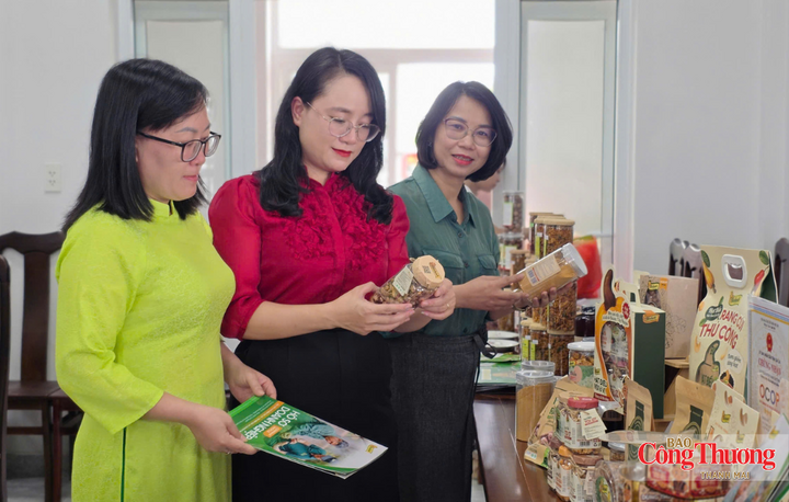 Lãnh đạo phường Hội Phú tham quan các gian hàng trưng bày sản phẩm tiêu biểu của địa phương.
