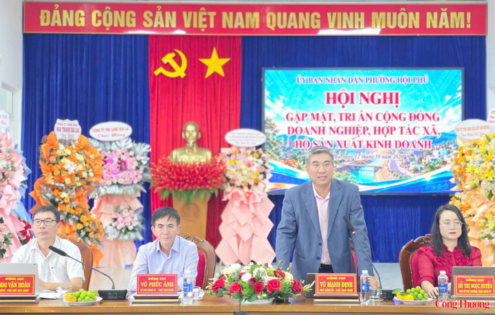 Lãnh đạo phường Hội Phú đối thoại với doanh nghiệp.