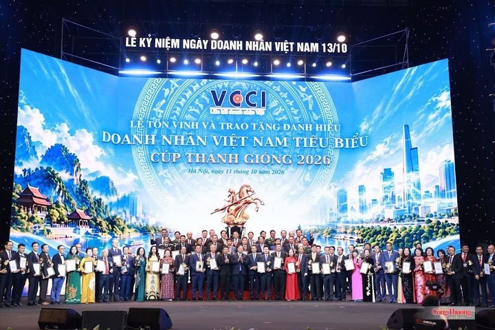 Phó Thủ tướng Thường trực Chính phủ Phạm Gia Túc và lãnh đạo VCCI chụp ảnh cùng các doanh nhân tại lễ tôn vinh và trao tặng danh hiệu "Doanh nhân Việt Nam tiêu biểu, cúp Thánh Gióng năm 2026" diễn ra vào tối 11/10.