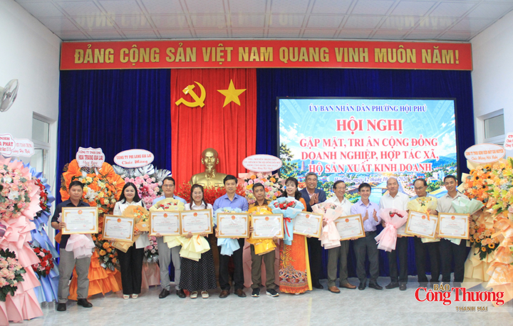 Phường Hội Phú tuyên dương, khen thưởng 12 doanh nghiệp, hợp tác xã và hộ kinh doanh tiêu biểu có đóng góp tích cực vào phát triển kinh tế - xã hội địa phương.