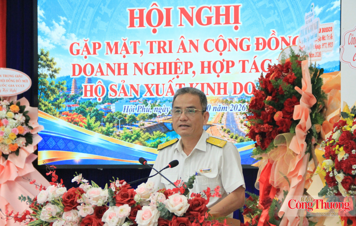 Lãnh đạo Thuế cơ sở 8 (Thuế tỉnh Gia Lai) phổ biến về chính sách thuế cho doanh nghiệp.