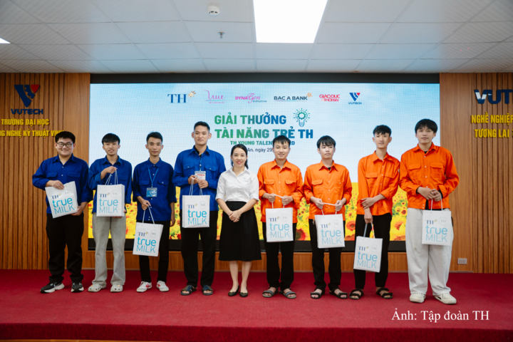 Trao giải cuộc thi “Tài năng trẻ TH”.