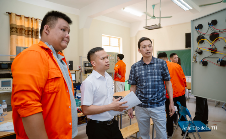 Các chuyên gia kỹ thuật từ Tập đoàn TH và giảng viên Khoa Cơ khí Động lực, Khoa Điện - Điện tử tham gia cố vấn đội thi.