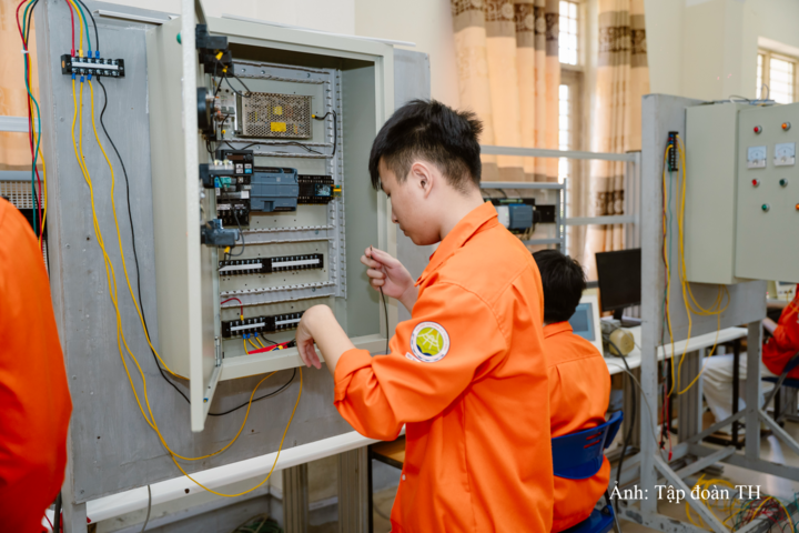 Sinh viên giải đề bài thực tế do doanh nghiệp đặt ra.