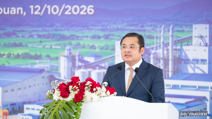 Ông Phùng Quang Hiệp - Bí thư Đảng ủy, Chủ tịch Hội đồng thành viên Tập đoàn Hóa chất Việt Nam lên phát biểu đáp từ và tuyên bố cam kết triển khai Dự án.
