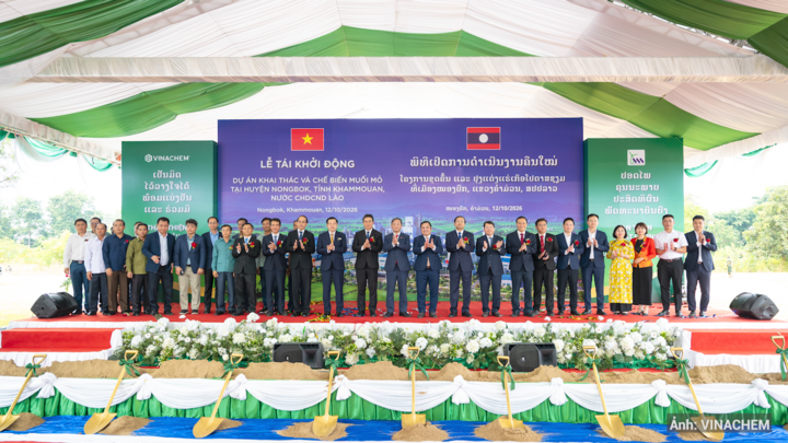 Các đại biểu tham dự chụp ảnh kỉ niệm tại lễ tái khởi động dự án.