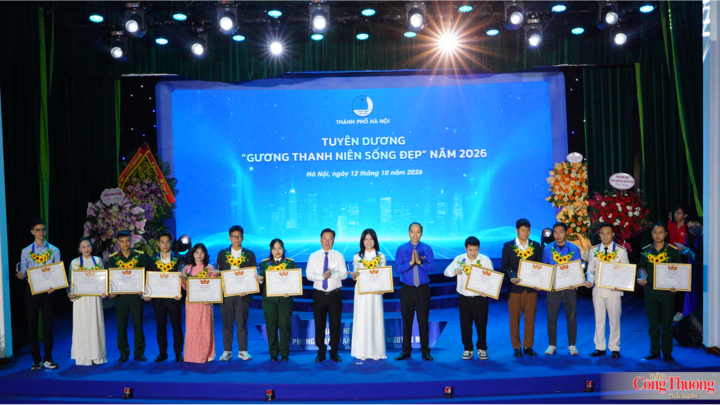 Đồng chí Nguyễn Tiến Hưng, Bí thư Thành đoàn, Chủ tịch Hội Sinh viên Việt Nam TP. Hà Nội cùng các đồng chí lãnh đạo tuyên dương 'Gương thanh niên sống đẹp' năm 2026 cho các cá nhân tiêu biểu.