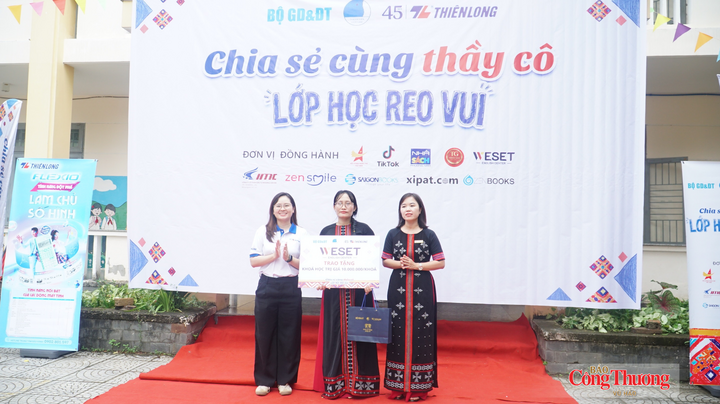 Cô Nguyễn Thị Hồng Luyến (ở giữa) là 1 trong 34 giáo viên tiêu biểu trong toàn quốc sẽ được tuyên dương tại TP. Hà Nội vào tháng 11/2026.