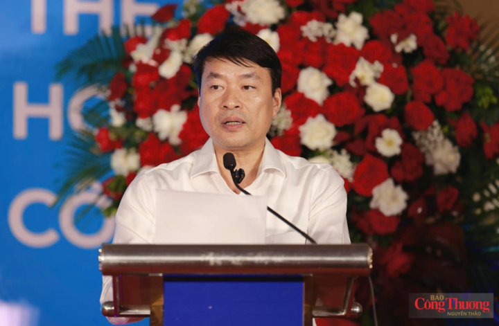 Ông Trần Văn Hậu - Phó Chủ tịch UBND tỉnh Thái Nguyên phát biểu tại phiên đối thoại.
