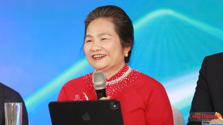 Bà Nguyễn Thị Vinh - Phó Chủ tịch Hội Nữ doanh nhân Việt Nam, Chủ tịch Hội Nữ doanh nhân tỉnh Thái Nguyên, Chủ tịch HĐQT Công ty CP Thương mại Thái Hưng chia sẻ tại phiên đối thoại.