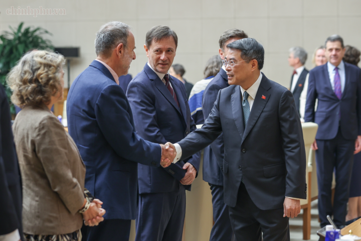 Thủ tướng Chính phủ Lê Minh Hưng tiếp Đại sứ, Trưởng Phái đoàn EU Julien Guerrier và các Đại sứ, Đại biện các nước thành viên EU tại Hà Nội - Ảnh: chinhphu.vn/Nhật Bắc.