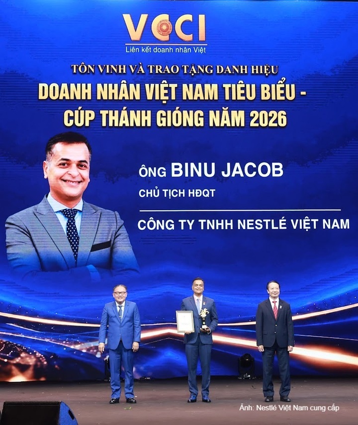 Ông Binu Jacob, Tổng Giám đốc Nestlé Việt Nam, được vinh danh trong Top 100 Doanh nhân Việt Nam tiêu biểu năm 2026 tại lễ trao tặng danh hiệu Cúp Thánh Gióng do VCCI tổ chức.