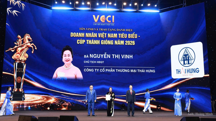 Bà Nguyễn Thị Vinh nhận danh hiệu "Doanh nhân Việt Nam tiêu biểu - Cúp Thánh Gióng" năm 2026
