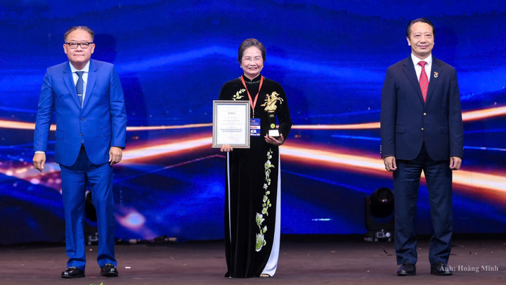 Bà Nguyễn Thị Vinh nhận danh hiệu "Doanh nhân Việt Nam tiêu biểu - Cúp Thánh Gióng" năm 2026.