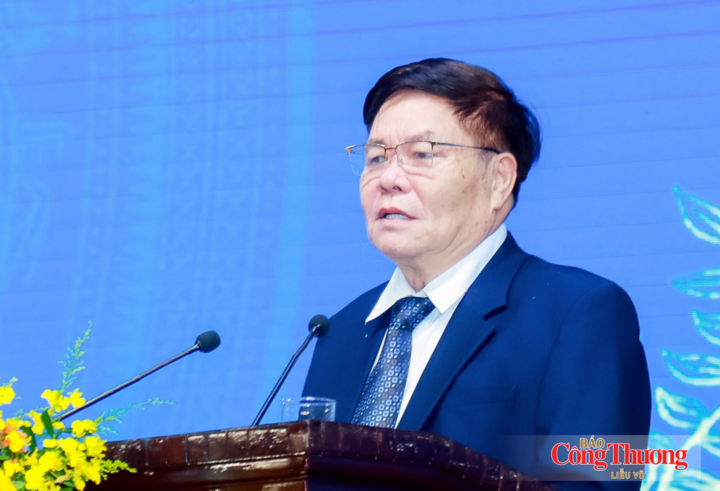 Đại diện doanh nghiệp tiêu biểu của tỉnh Nghệ An phát biểu cảm ơn sự quan tâm, đồng hành hỗ trợ doanh nghiệp của lãnh đạo tỉnh