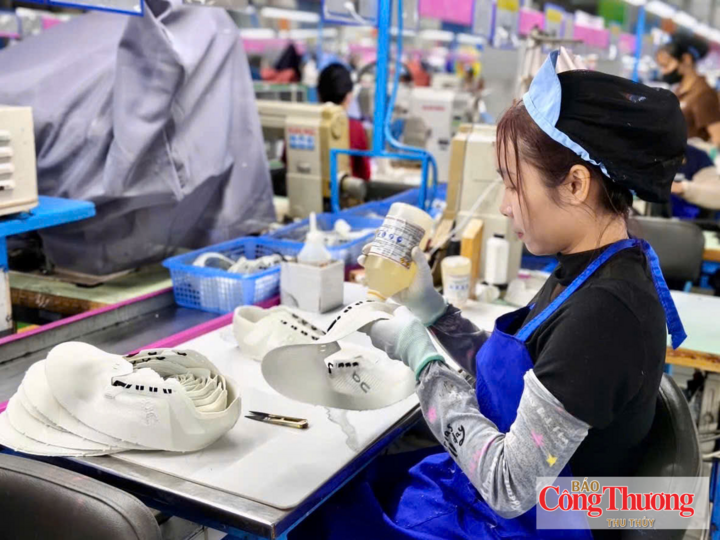 Với 6 dây chuyền tại 2 cơ sở, Công ty Cổ phần Giày Vĩnh Yên (Phú Thọ) có năng lực sản xuất trên 2 triệu đội giày/năm xuất khẩu sang các nước châu Âu.