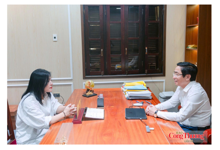 Ông Cao Minh Tú, Chủ tịch UBND phường Cửa Lò trao đổi với phóng viên Báo Công Thương.