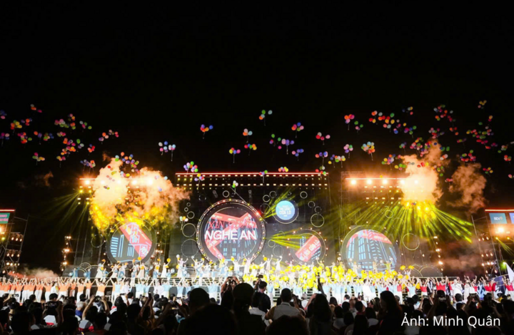 Chương trình khai mạc Festival Du lịch Cửa Lò 2026 được tổ chức đặc sắc, để lại nhiều ấn tượng cho du khách.