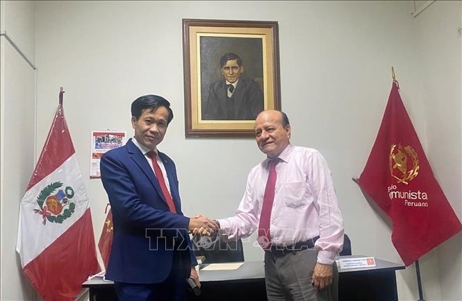 Phó giám đốc Học viện Chính trị quốc gia Hồ Chí Minh Hoàng Phúc Lâm và Tổng Bí thư Đảng Cộng sản Peru Domingo Cabrera Toro.