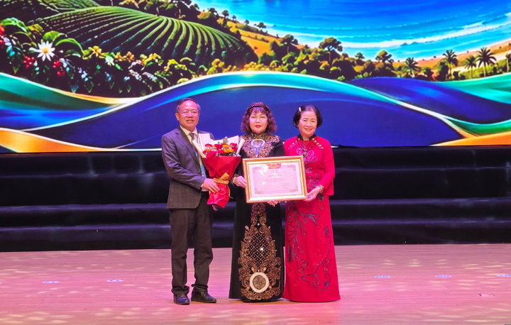 Chương trình còn là dịp để ghi nhận những đóng góp của cộng đồng doanh nghiệp đối với sự phát triển kinh tế của địa phương.