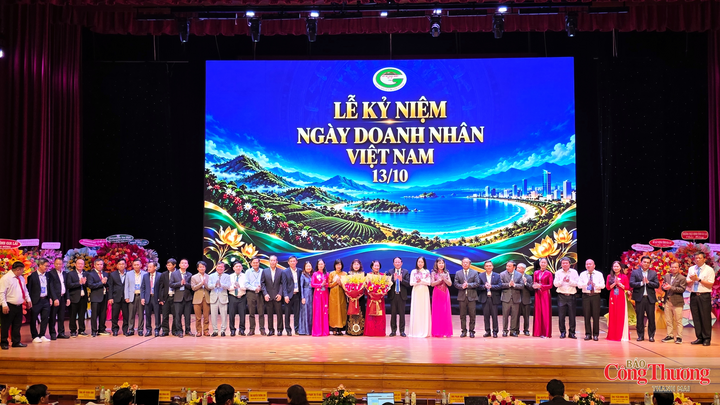 Chủ tịch UBND tỉnh Gia Lai tặng hoa chúc mừng Ban Chấp hành khóa mới Hiệp hội Doanh nghiệp tỉnh Gia Lai.