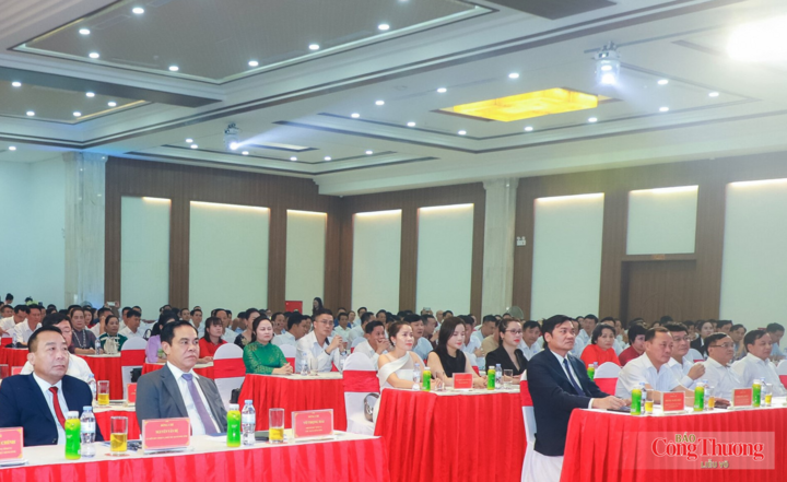 Các đại biểu tham dự chương trình