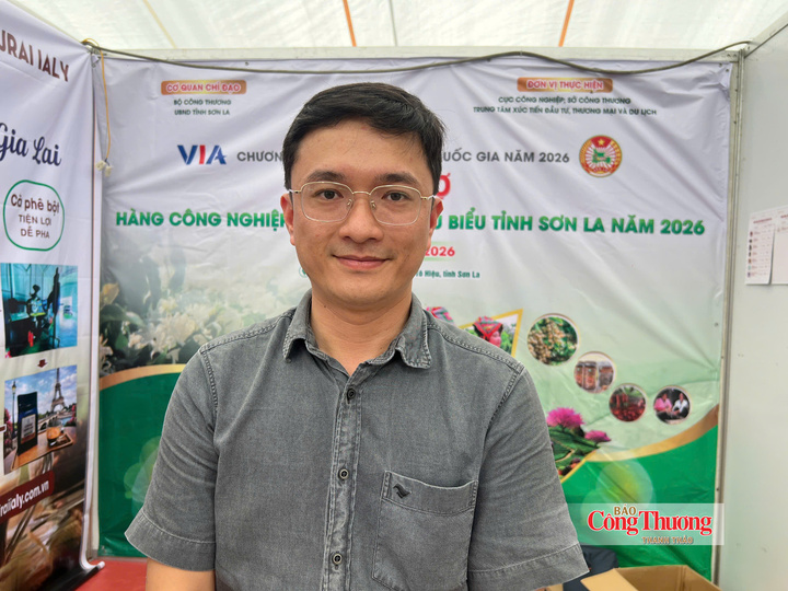 Ông Nguyễn Văn Nghị, đại diện đoàn Gia Lai, giới thiệu các sản phẩm cà phê Robusta và nông sản đặc trưng của địa phương tại lễ hội, hướng tới mở rộng thị trường và tìm kiếm cơ hội hợp tác với đối tác phía Bắc.