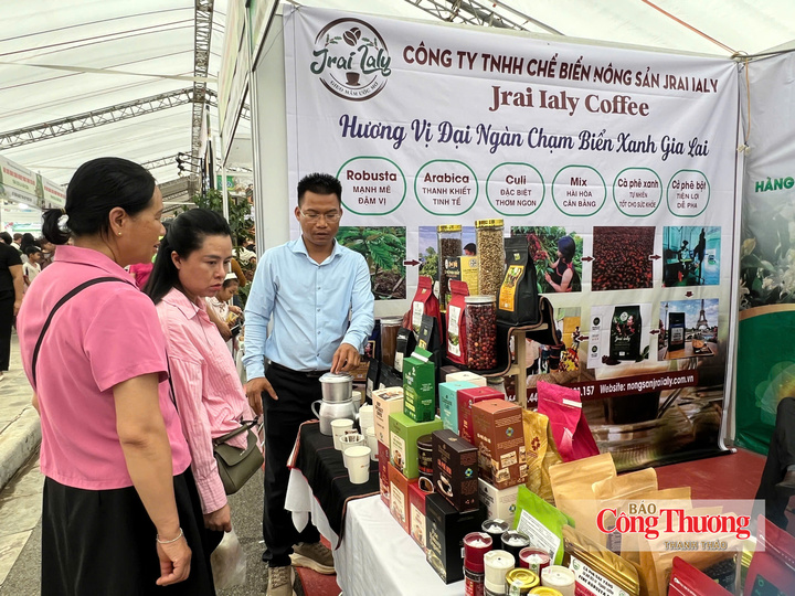 Không gian trưng bày tại Lễ hội Cà phê Sơn La lần thứ II năm 2026 quy tụ nhiều dòng cà phê vùng miền, tạo cơ hội để doanh nghiệp tiếp cận người tiêu dùng và tìm kiếm đối tác phân phối.