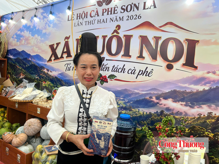 Chị Lò Thị Thẩn giới thiệu sản phẩm cà phê đặc sản Long Lư Mười Nọi tại Lễ hội Cà phê Sơn La lần thứ II năm 2026, kỳ vọng mở rộng khách hàng và tìm kiếm đối tác tiêu thụ sản phẩm.