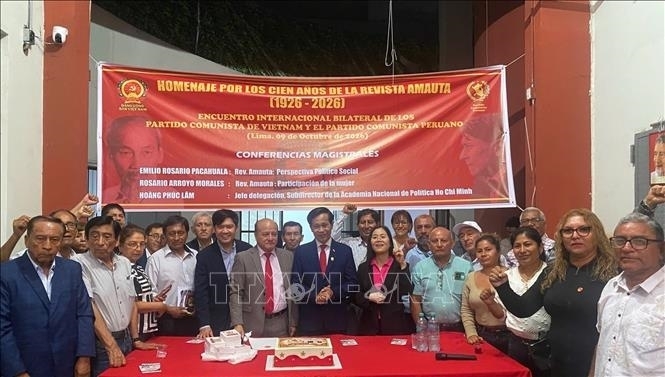 Đoàn đại biểu Đảng Cộng sản Việt Nam chụp ảnh chung cùng lãnh đạo Đảng Cộng sản Peru.