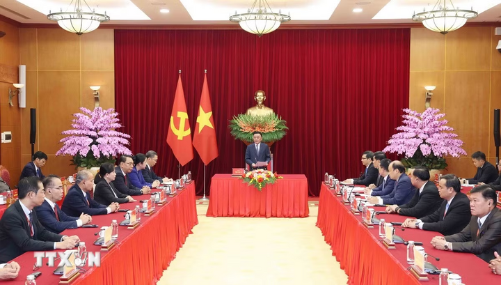 Thường trực Ban Bí thư Trần Cẩm Tú tiếp Đoàn cán bộ cấp cao Đảng Nhân dân Cách mạng Lào. (Ảnh: Phương Hoa/TTXVN).