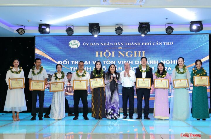 Lãnh đạo TP. Cần Thơ trao bằng khen cho các doanh nghiệp, hợp tác xã nhân ngày Doanh nhân Việt Nam 13/10.