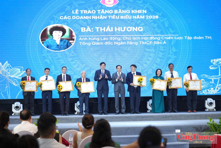 Lãnh đạo tỉnh Nghệ An trao tặng Bằng khen cho các doanh nhân tiêu biểu