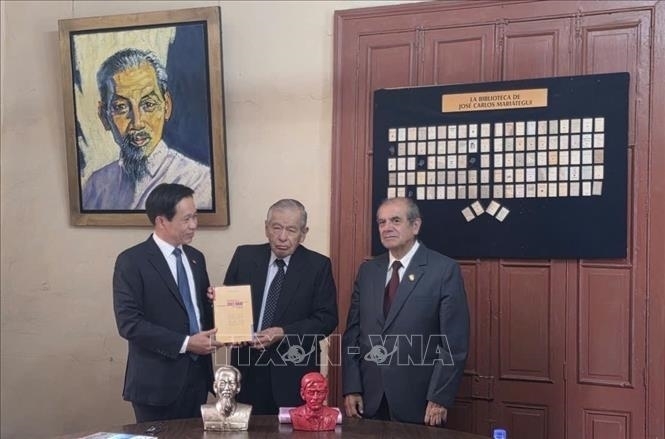 Phó giám đốc Học viện Chính trị quốc gia Hồ Chí Minh Hoàng Phúc Lâm trao cuốn sách “Khát vọng Việt Nam hùng cường trong kỷ nguyên mới” của Tổng Bí thư, Chủ tịch nước Tô Lâm tặng Tổng Bí thư Đảng Cộng sản Peru - Tổ quốc Đỏ (Patria Roja) Manuel Guerra Velásquez.