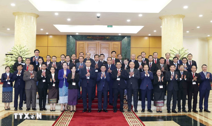 Thường trực Ban Bí thư Trần Cẩm Tú và Đoàn cán bộ cấp cao Đảng Nhân dân Cách mạng Lào. (Ảnh: Phương Hoa/TTXVN).