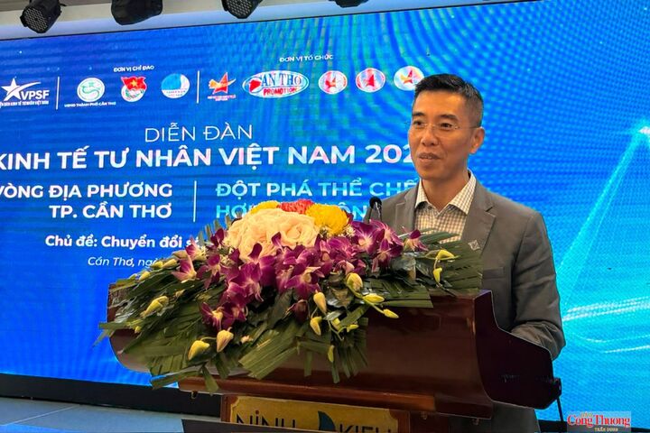 PGS.TS Phan Anh Tú, Phó Hiệu trưởng Trường Kinh tế, Đại học Cần Thơ, tham luận tại Diễn đàn.